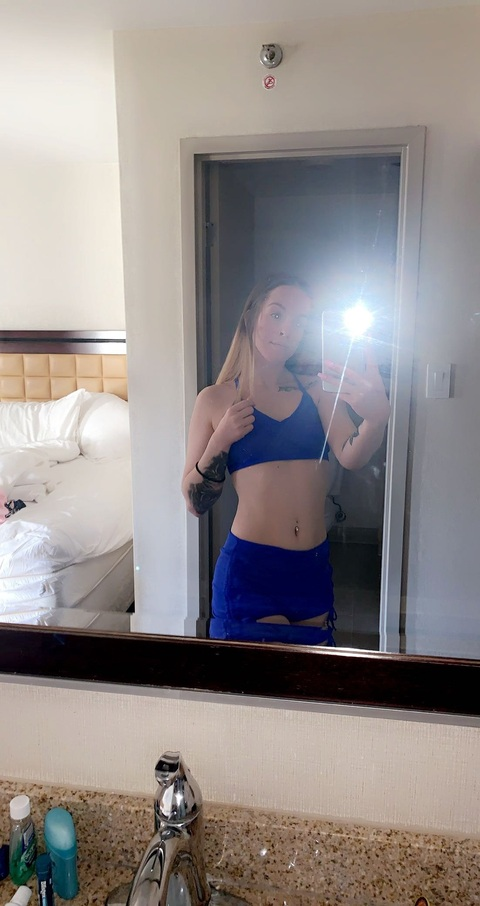 emmy0900 onlyfans leaked picture 2