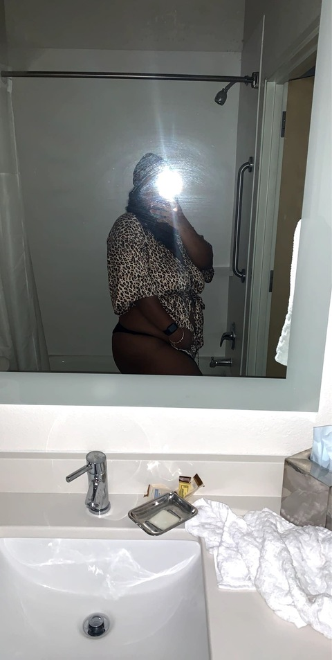 freakyniique onlyfans leaked picture 2