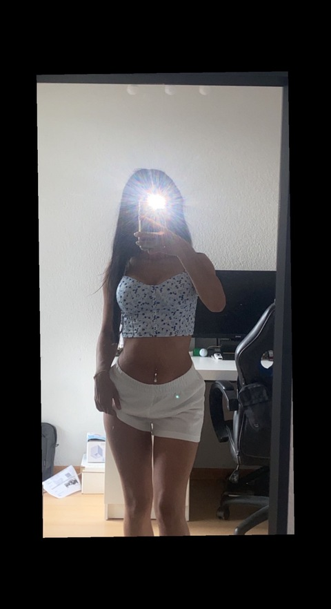 laurabeb onlyfans leaked picture 2