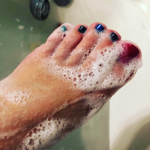 lolabearsfeet onlyfans leaked picture 2