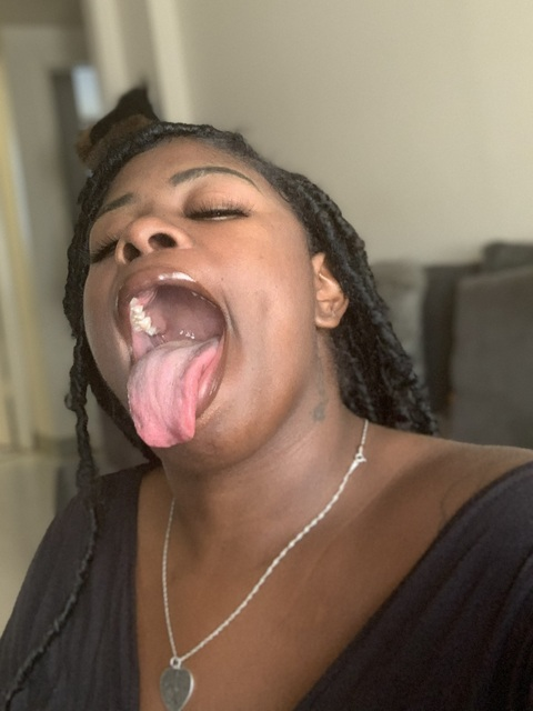thickchocolatebunni onlyfans leaked picture 2