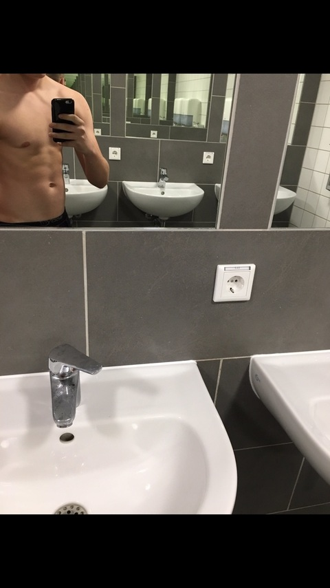 u56182956 onlyfans leaked picture 2